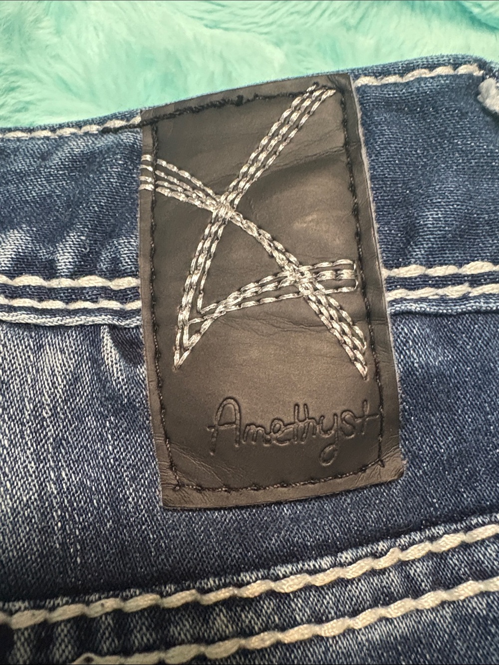 Women's Dark Wash Embroidered Pocket Jeans - Picture 7 of 7